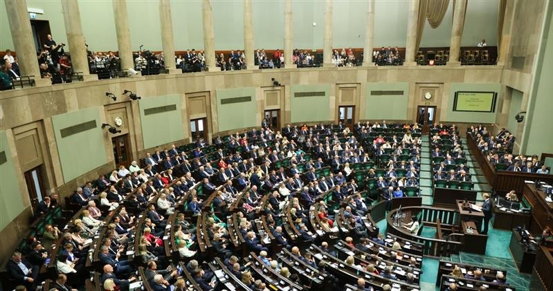 Sejm przegłosował kolejne ustawy deregulacyjne /Adam Burakowski/East News /East News