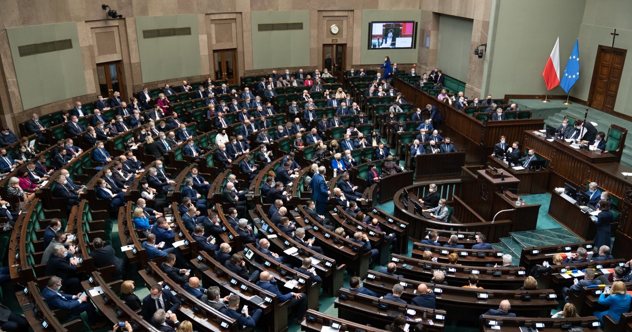 Sejm przyjął nowelizację ustawy o finansach publicznych. Teraz ustawą zajmie się Senat /Mateusz Włodarczyk /AFP