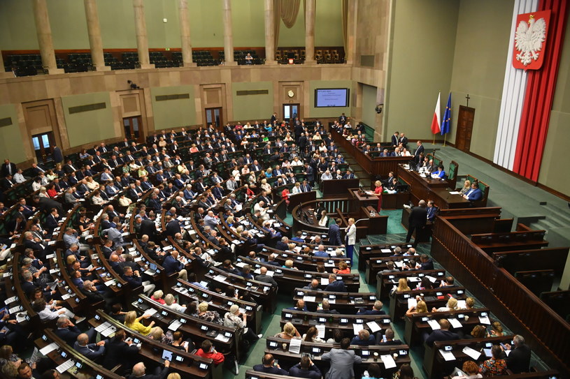 Sejm przyjął sprawozdanie z wykonania budżetu państwa za 2021 r. /Radek Pietruszka /PAP