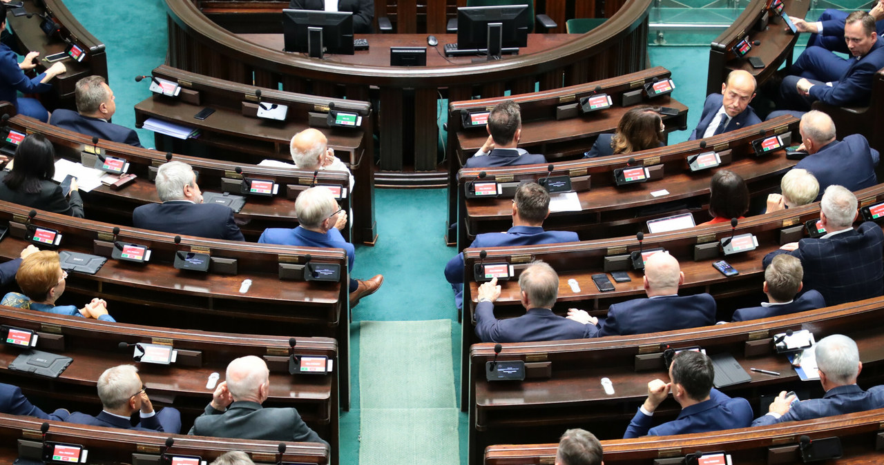 Sejm przyjął ustawę budżetową na 2023 rok /Piotr Molecki /East News