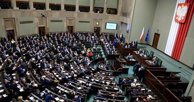 Sejm przyjął większość poprawek Senatu do ustawy o podatku bankowym. Teraz trafi ona do prezydenta /PAP