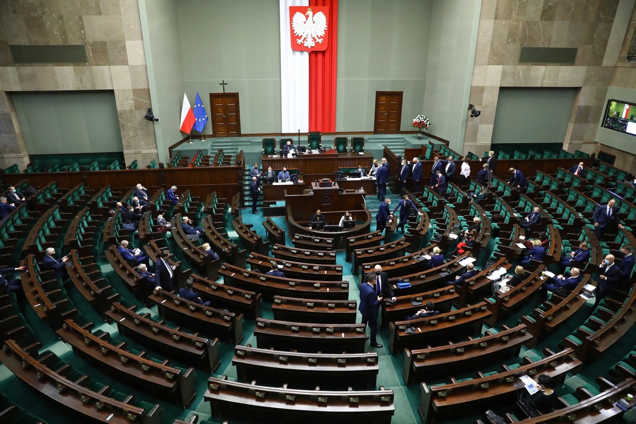 Sejm szkodzi nie tylko sobie