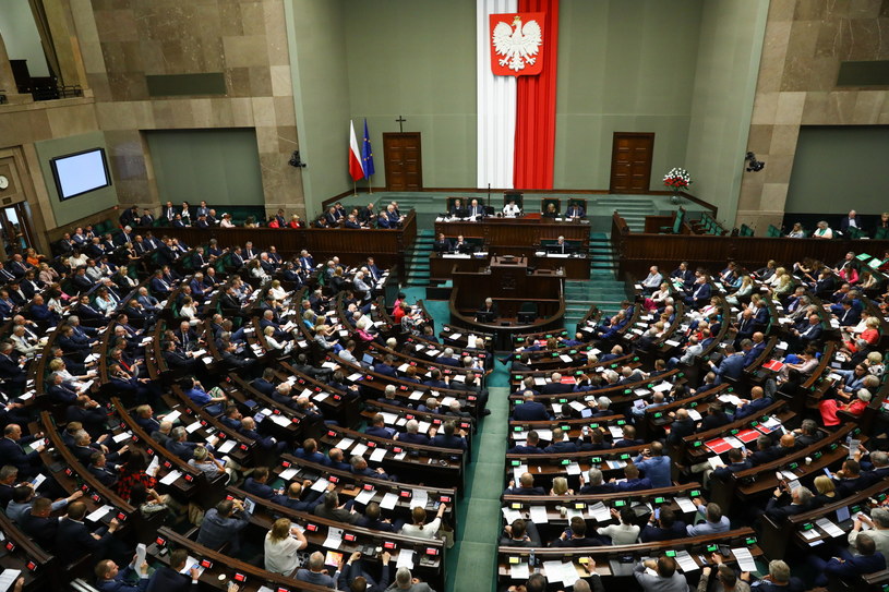Sejm uchwalił nowelę ustawy, która zmienia stabilizującą regułę wydatkową służącą do wyliczania dopuszczalnego limitu wydatków państwa /Rafał Guz /PAP
