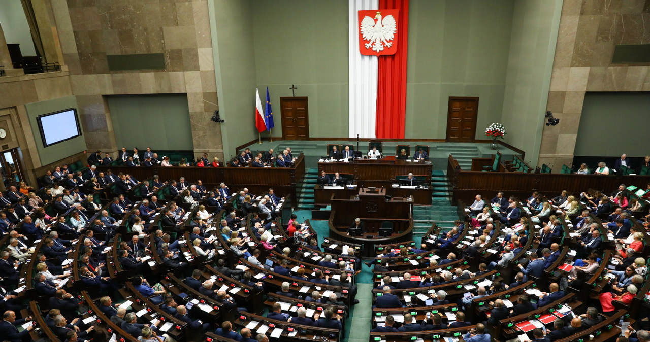 Sejm uchwalił nowelę ustawy, która zmienia stabilizującą regułę wydatkową służącą do wyliczania dopuszczalnego limitu wydatków państwa /Rafał Guz /PAP