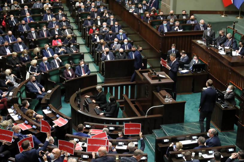 Sejm uchwalił ustawę budżetową na 2022 rok /Tomasz Gzell /PAP