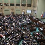 Sejm uchwalił ustawę, która wprowadza m.in. opłatę emisyjną. "Będziecie doić Polaków"