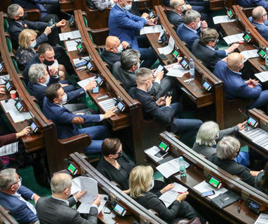 Sejm uchwalił ustawę obniżającą akcyzę na paliwa i prąd