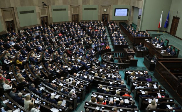Sejm uchwalił ustawę okołobudżetową na 2026 rok 