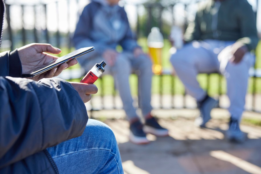 Sejm uchwalił ustawę zakazującą sprzedaży wszystkich typów e-papierosów nieletnim; zdj. poglądowe /Shutterstock