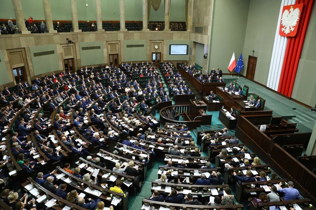 Sejm uchwalił wraz z poprawkami ustawę wprowadzającą opłaty od alkoholu sprzedawanego w opakowaniach o objętości do 300 ml - tzw. małpek oraz od słodzonych napojów /Rafał Guz /PAP