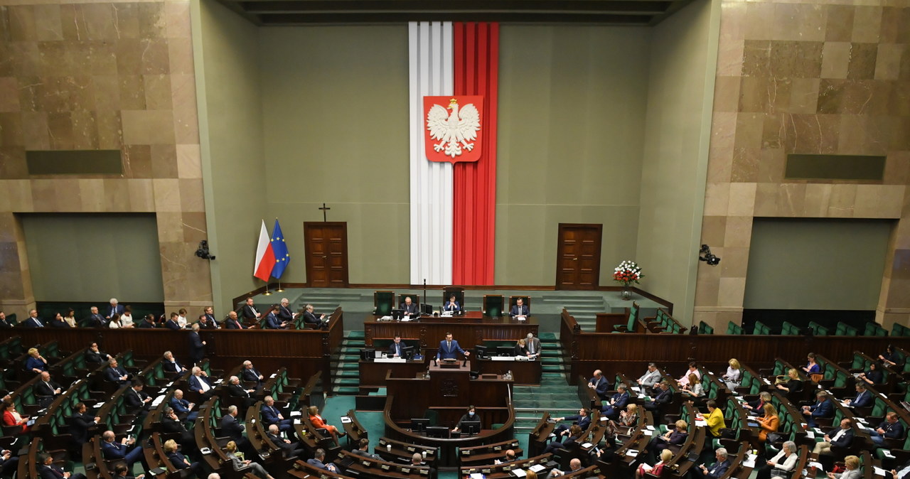 Sejm uchwalł ustawę o dodatku solidarnościowym i podniesieniu zasiłku dla bezrobotnych / 	Radek Pietruszka   /PAP