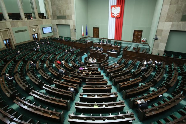 Sejm w głosowaniu przyjął uchwałę w związku z kanonizacją Jana Pawła II /Leszek Szymański /PAP