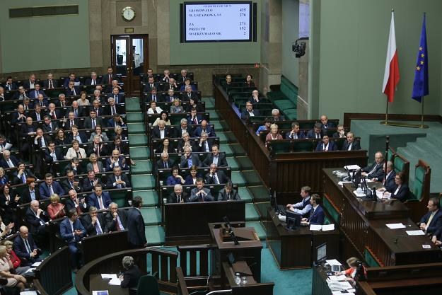 Sejm zaakceptował w piątek nowelizację prawa bankowego /PAP