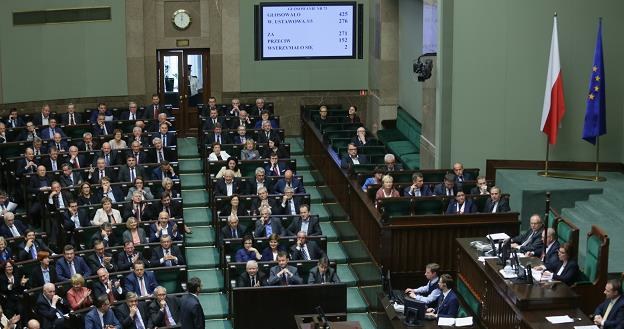 Sejm zaakceptował w piątek nowelizację prawa bankowego /PAP
