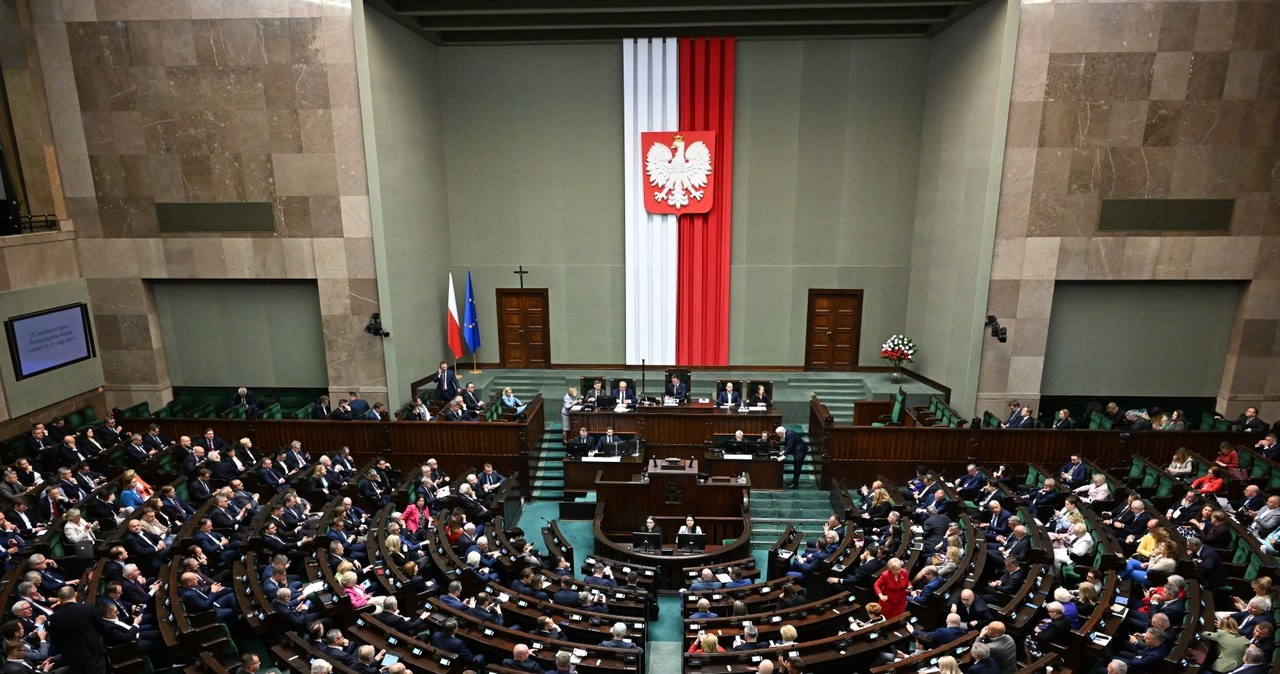 Sejm zajął się zakazem sprzedaży woreczków nikotynowych. Nowe przepisy mają chronić młodzież /PAP