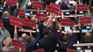 Sejm zajmuje się budżetem na rok 2022. Dwa incydenty na początku obrad