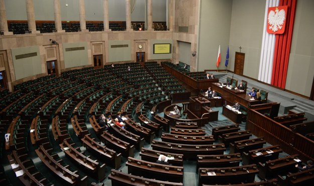 Sondaż TNS dla „Wiadomości”: PO wyraźnie przed PiS. Tylko cztery partie w nowym Sejmie