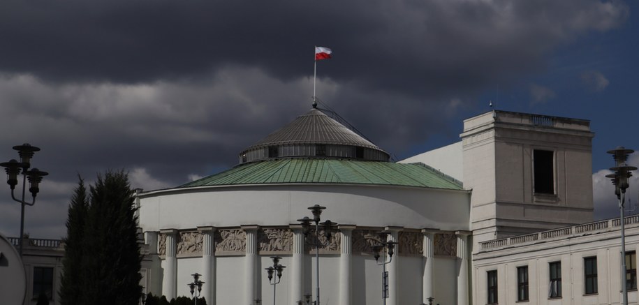 Z bronią czy bez? Dylemat Straży Marszałkowskiej