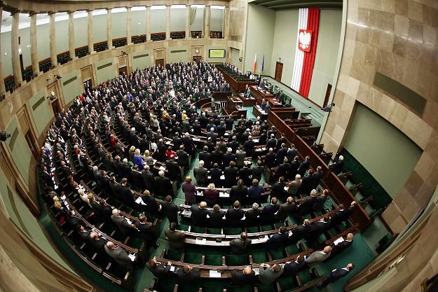 Sejm znowelizował w piątek ustawę o VAT Trafi ona teraz do Senatu /PAP