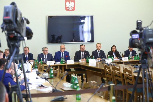 Sejmowa komisja śledcza ds. VAT przyjęła w piątek, wraz z poprawkami, raport końcowy /Rafał Guz /PAP