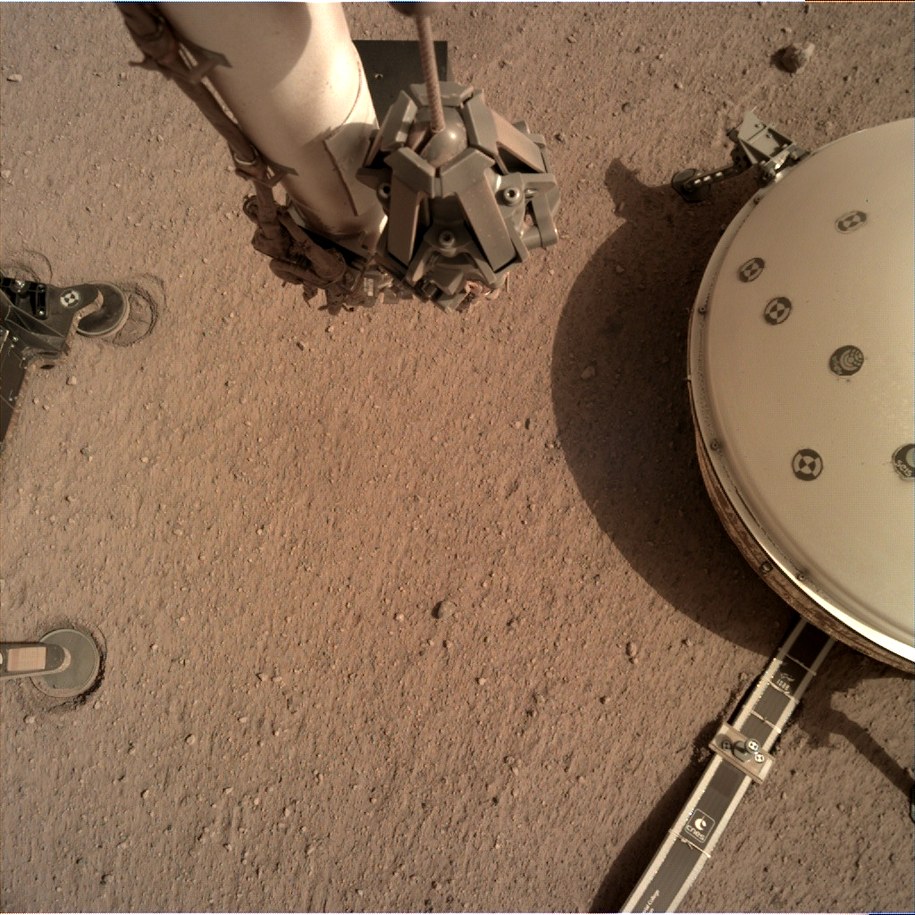 Sejsmometr jest ustawiony w bezposredniej bliskości sondy termicznej HP3 /NASA/JPL-Caltech /Materiały prasowe