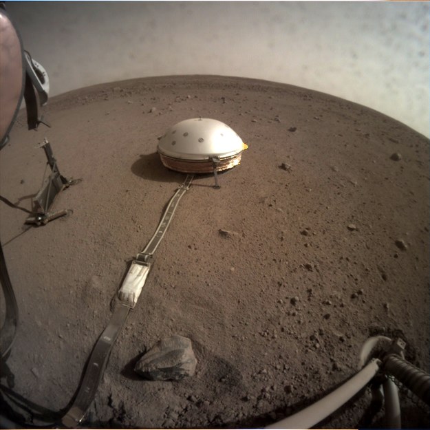 Sejsmometr sondy InSight ( w środku) i sonda termiczna HP3 z Kretem (po lewej) /NASA/JPL-Caltech /Materiały prasowe