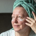 Sekret gładkiej i jędrnej skóry 50+. Czym są i jak działają zabiegi z peptydami?