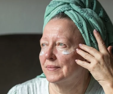 Sekret gładkiej i jędrnej skóry 50+. Czym są i jak działają zabiegi z peptydami?