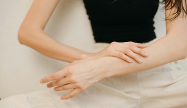 Sekret gładkiej skóry na łokciach i kolanach. Pozbądź się suchości raz na zawsze