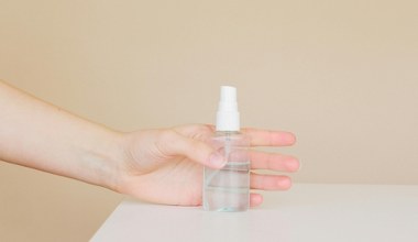 Sekret nawilżenia i ukojenia. Dlaczego warto mieć wodę termalną w kosmetyczce?