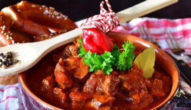 Секрет найкращих кухарів - ніжний гуляш. Достатньо всього однієї ложки, і м’ясо буде танути у роті 