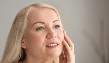 Sekret owocowo-warzywnej pielęgnacji. Jak działa maseczka z pomidora i malin na suchą skórę?