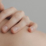 Sekret śnieżnobiałych paznokci. Z żółtymi przebarwieniami pomoże nietypowy kosmetyk