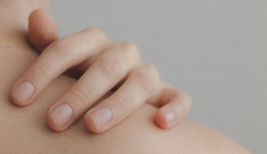 Sekret śnieżnobiałych paznokci. Z żółtymi przebarwieniami pomoże nietypowy kosmetyk