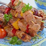 Sekret tkwi w marynacie. Szaszłyki z papryką to pyszny pomysł na grilla