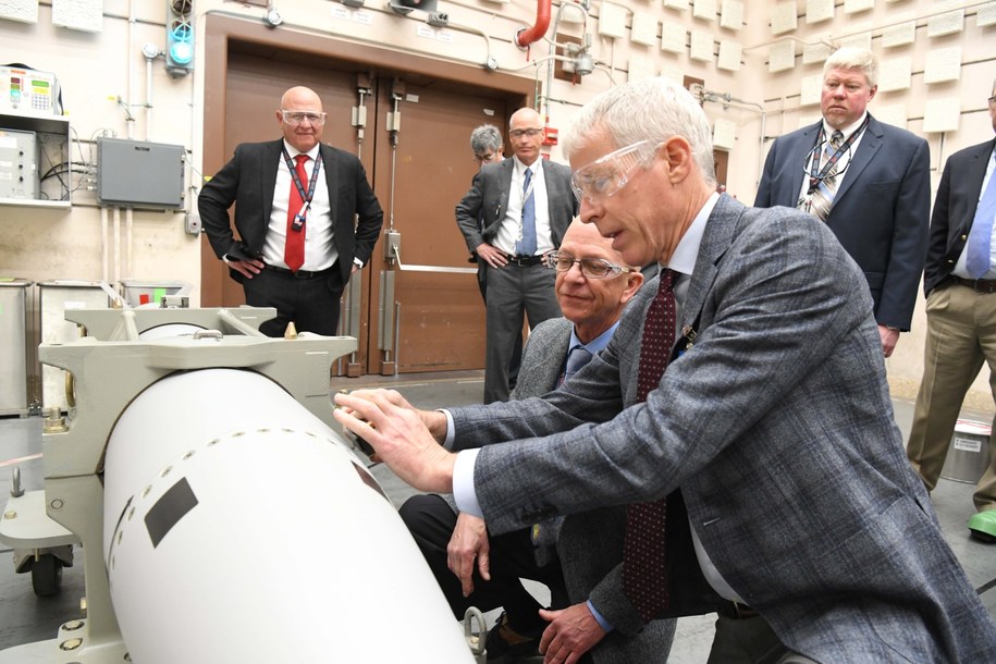 Sekretarz energii USA Chris Wright pieczętujący pierwszą bombę B61-13 /energy.gov /
