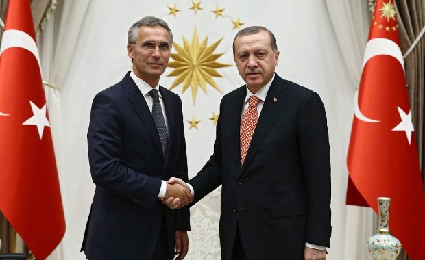 Sekretarz generalny NATO chwali Turcję za walkę z Państwem Islamskim