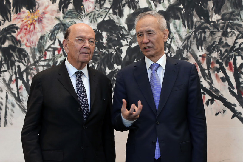 Sekretarz handlu USA Wilbur Ross i wiceprezydent Chin Liu He /AFP