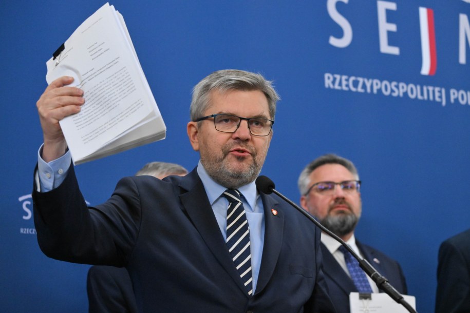 Sekretarz klubu KO poseł Jarosław Urbaniak z wnioskiem ws. Zbigniewa Ziobry /	Piotr Nowak /PAP