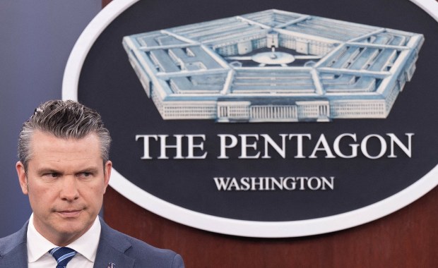 Sekretarz marynarki wojennej USA nagle zdymisjonowany. Część szerszego trendu