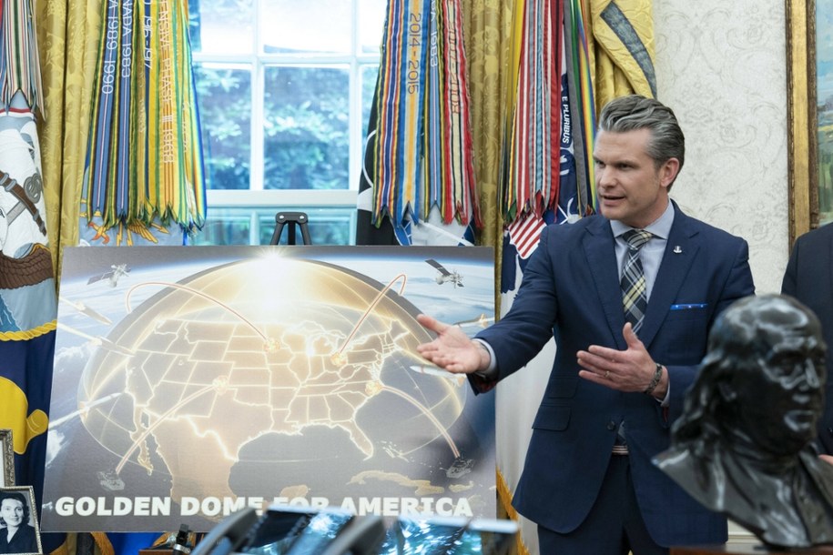 Sekretarz obrony (obecnie wojny) Pete Hegseth podczas prezentacji planów Złotej Kopuły w maju 2025 roku /Pool/ABACA/Abaca/East News /East News