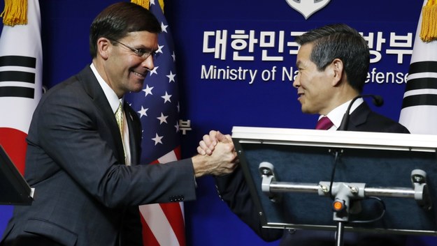 Sekretarz obrony Stanów Zjednoczonych Mark Esper (po lewej) i minister obrony Korei Południowej Jeong Kyeong-doo (po prawej) podczas konferencji prasowej po spotkaniu w Ministerstwie Obrony Narodowej w Seulu. /JEON HEON-KYUN/POOL / POOL /PAP/EPA