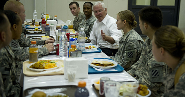 Sekretarz obrony USA Robert Gates na obiedzie z żołnierzami w Camp Victory /AFP