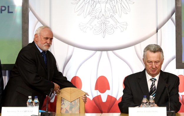 Sekretarz PKW Kazimierz Czaplicki (L) i przewodniczący Komisji Stefan Jaworski (P) /Tomasz Gzell /PAP