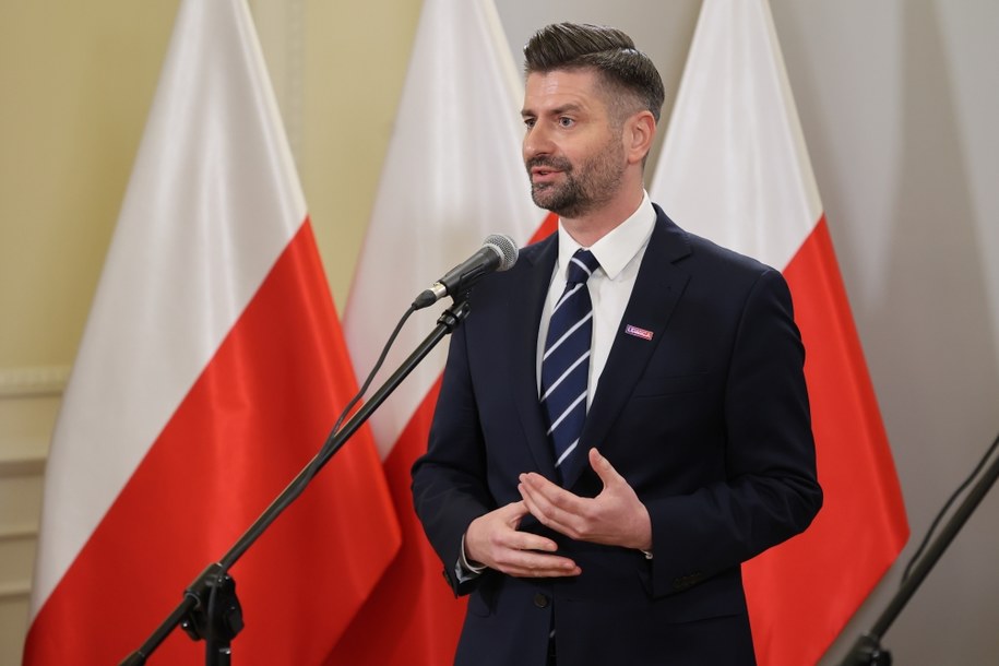 Sekretarz stanu Krzysztof Śmiszek podczas briefingu prasowego i prezentacji kierownictwa Ministerstwa Sprawiedliwości - 13 grudnia 2023 r. /Szymon Pulcyn /PAP