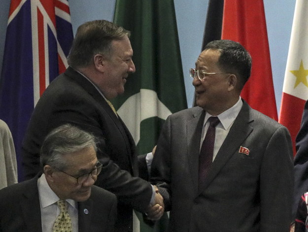 Sekretarz stanu USA Mike Pompeo i szef MSZ Korei Północnej Ri Yong Ho podczas forum w Singapurze /WALLACE WOON /PAP/EPA