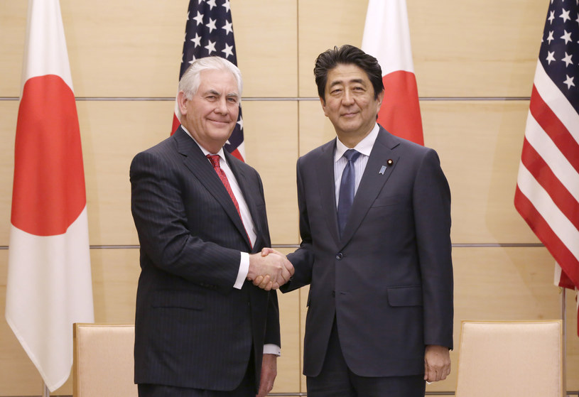 Sekretarz stanu USA Rex Tillerson i japoński premier Shinzo Abe /Eugene Hoshiko /AFP