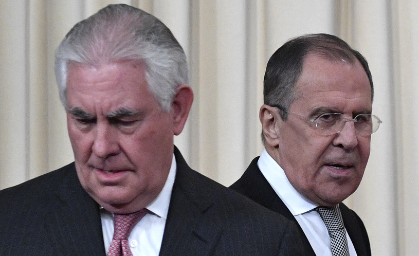 Sekretarz stanu USA Rex Tillerson i szef MSZ Rosji Siergiej Ławrow /ALEXANDER NEMENOV /AFP