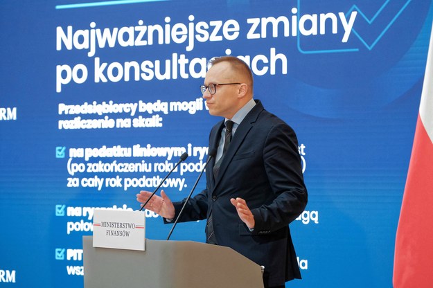 Sekretarz stanu w Ministerstwie Finansów Artur Soboń podczas konferencji prasowej w siedzibie KPRM w Warszawie. /Mateusz Marek /PAP