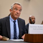 Sekretarz zdrowia USA promuje teorię spiskową. "Niebezpieczne i szkodliwe"